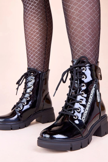 Melnas lakots masīvs zābaki...