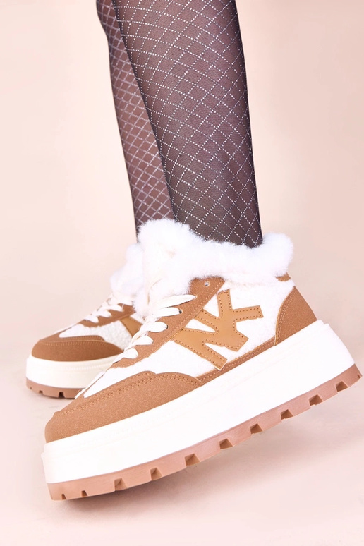 Brūni ar vilnu pamatoti sporta apavi...