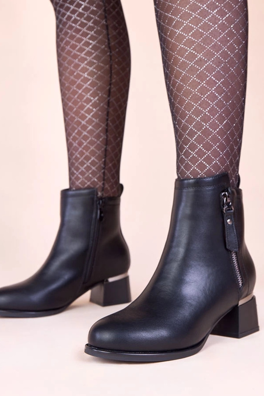 Melnas masīvas zābaki ar metāla...