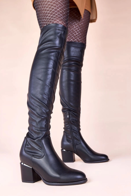 Melnas virs ceļgaliem zābaki uz...