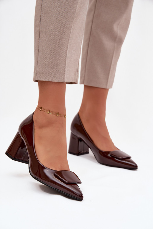 Laque Kurpes ar papēdi ar ornamentiem CzekoladoIne Isoline