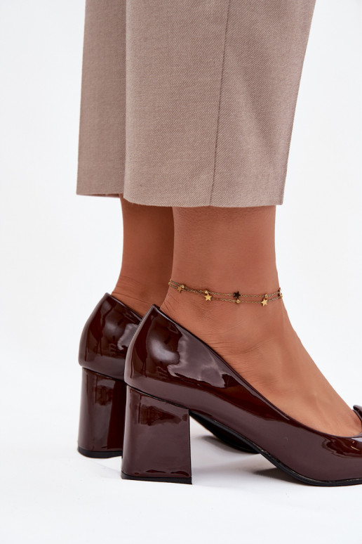 Laque Kurpes ar papēdi ar ornamentiem CzekoladoIne Isoline