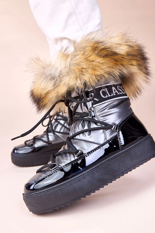 Pelēki aukstiem zābakiem ar mežģīnēm...