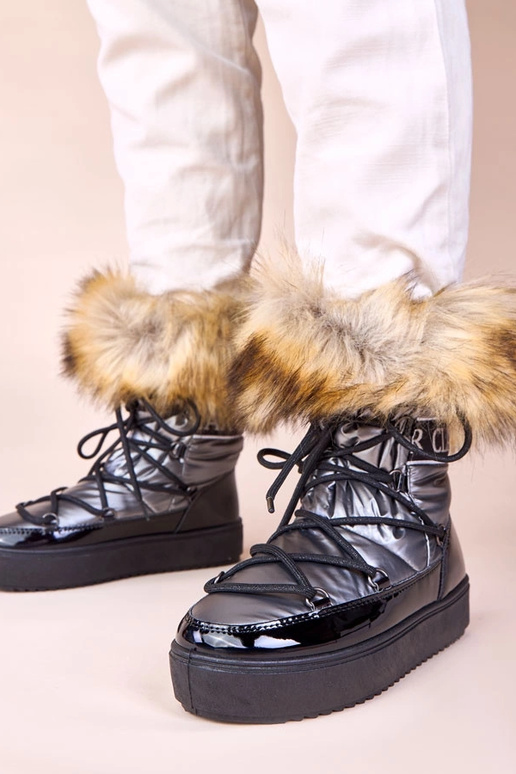 Pelēki aukstiem zābakiem ar mežģīnēm...