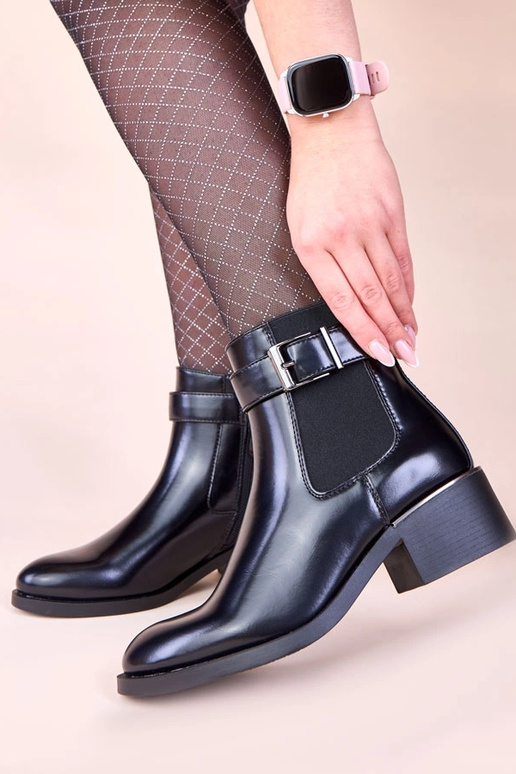 Melni klasiskie zābaki ar lakotām...