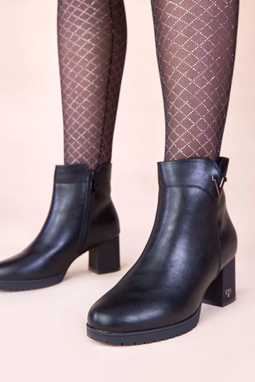 Melni zābaki uz papēža ar...