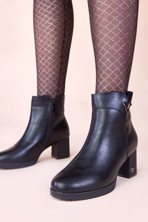 Melni zābaki uz papēža ar matētu...