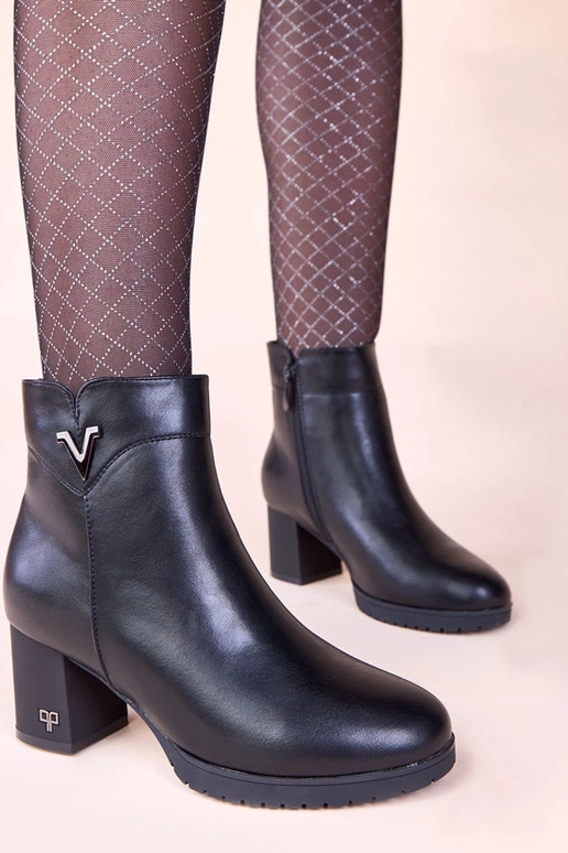 Melni zābaki uz papēža ar matētu...