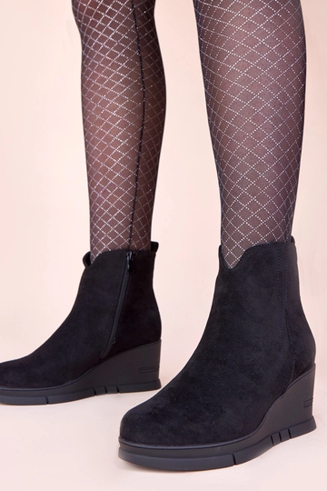 Melni zābaki uz platformas...