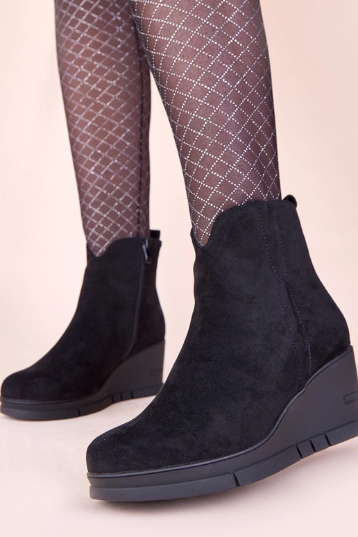 Melni zābaki uz platformas no...