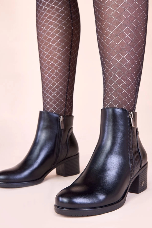 Melni zābaki uz papēža ar dekoratīvu...