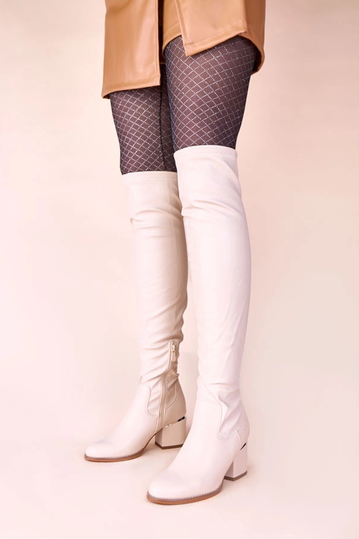 Smilšu krāsas garie zābaki virs...