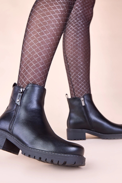 Melni zābaki uz smalka papēža ar...