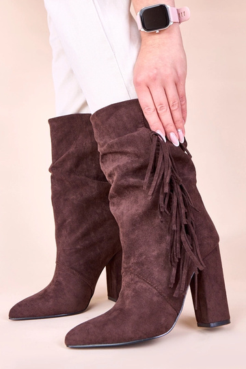 Brūni zābaki uz stabiņa ar...