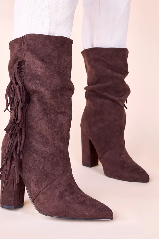 Brūni zābaki uz stabiņa ar pušķiem...