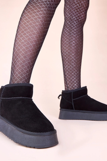 Melni sniega zābaki no...