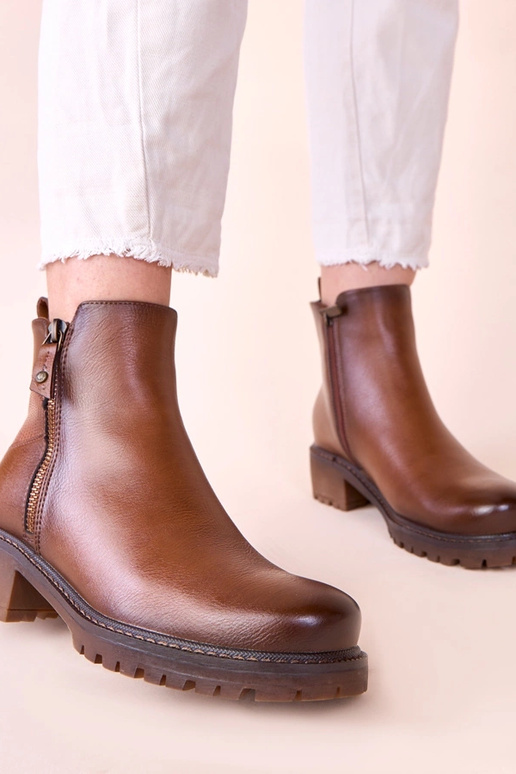 Brūni zābaki uz smalka stabiņa ar...