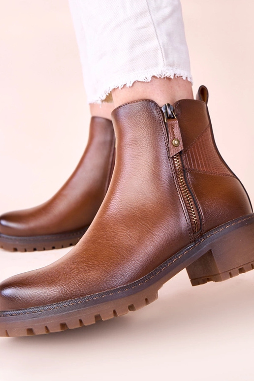 Brūni zābaki uz smalka stabiņa ar...