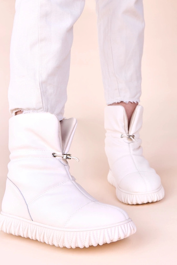 Smilšu krāsas sniega zābaki... 2