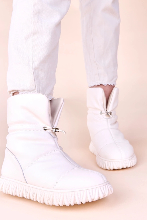 Smilšu krāsas sniega zābaki no...