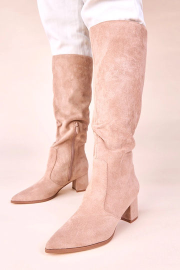 Smilšu krāsas garie zābaki...