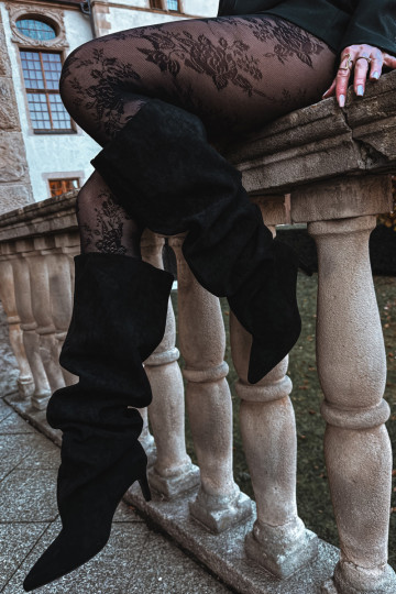 Sieviešu garie zābaki ar plāniem papēžiem, viegli uzvelkami, melnā krāsā Taivilla