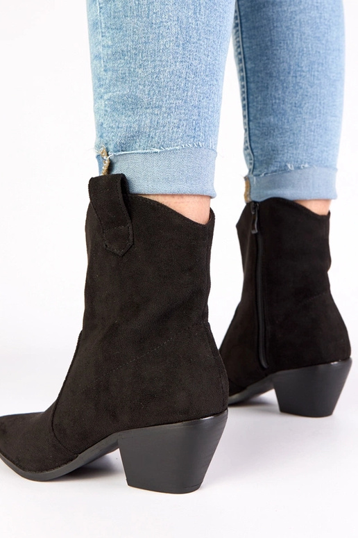 Melni kovboju zābaki uz papēža Alka