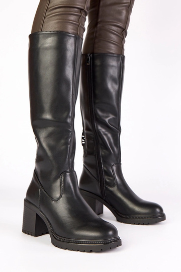 Melni garie zābaki uz...