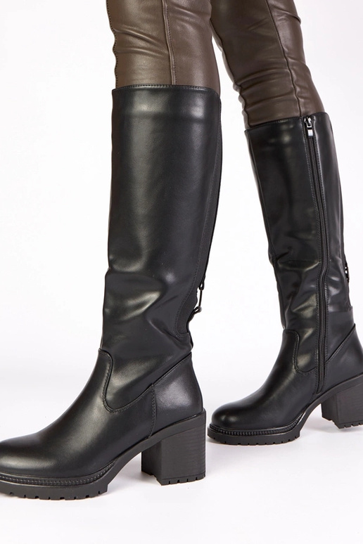 Melni garie zābaki uz papēža Akija