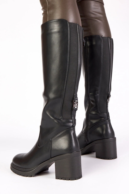 Melni garie zābaki uz papēža Akija