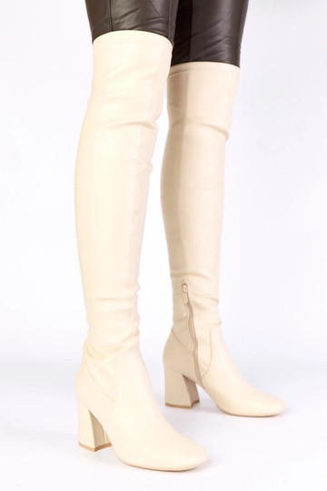 Smilšu krāsas garie zābaki...