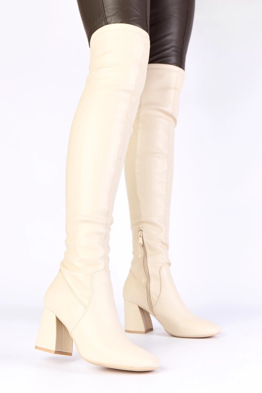 Smilšu krāsas garie zābaki virs...