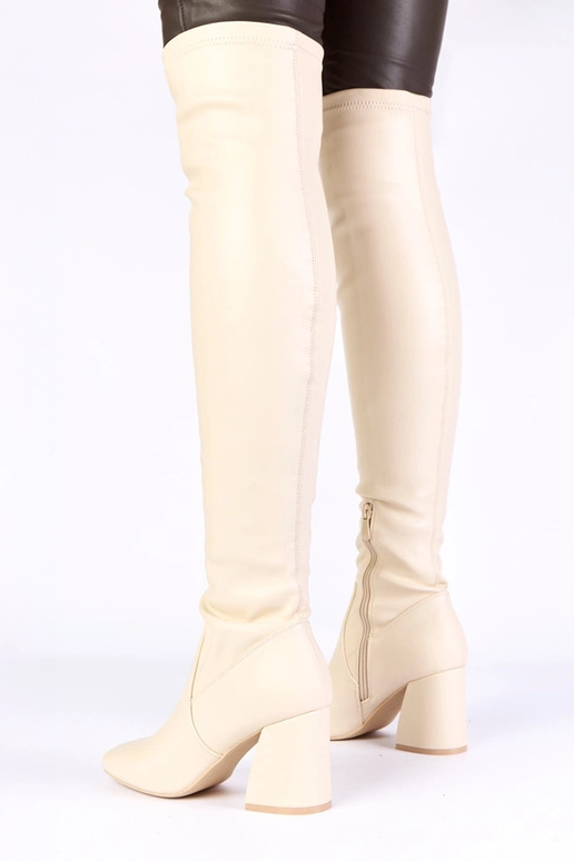 Smilšu krāsas garie zābaki virs...