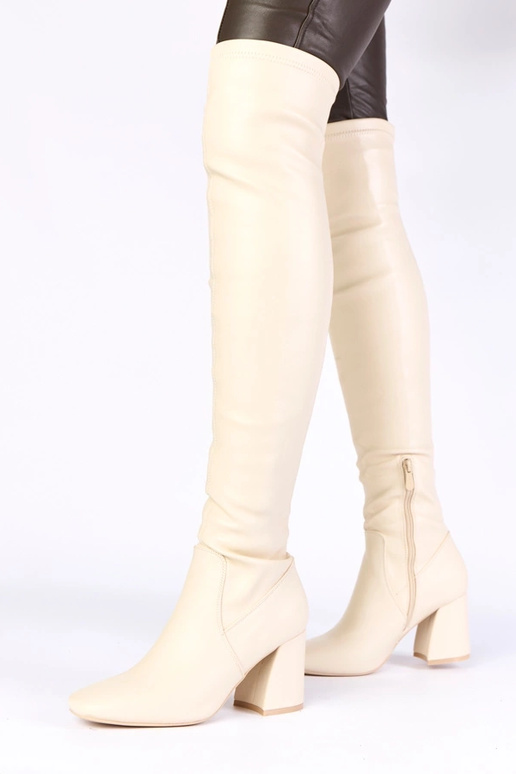 Smilšu krāsas garie zābaki virs...