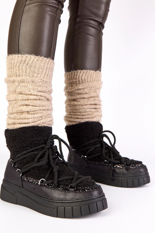 Melnā krāsā silti sniega zābaki ar...