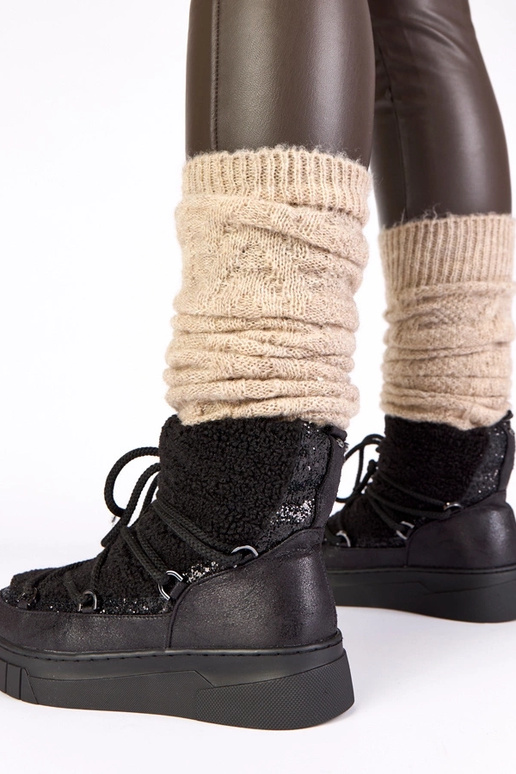 Melnā krāsā silti sniega zābaki ar...