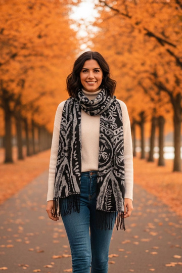 Melnbalts šalle ar ziediem...