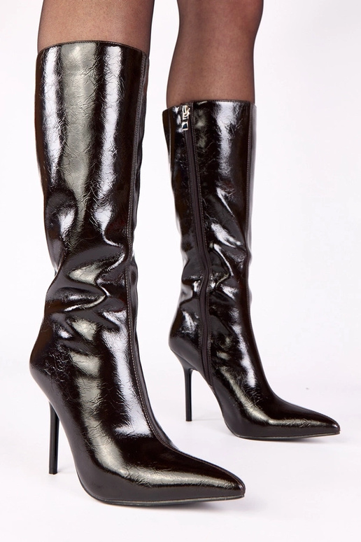 Brūni lakoti zābaki uz augsta papēža...