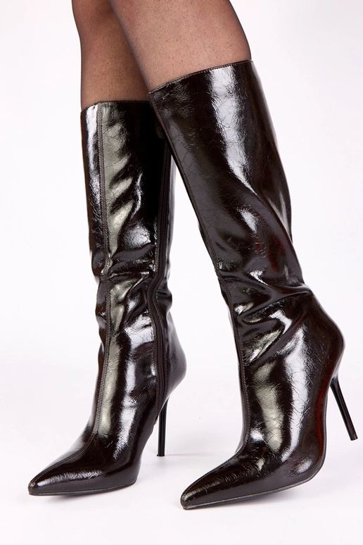 Brūni lakoti zābaki uz augsta papēža...