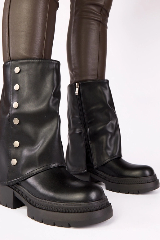 Melni zābaki ar nolocītu augšu uz...