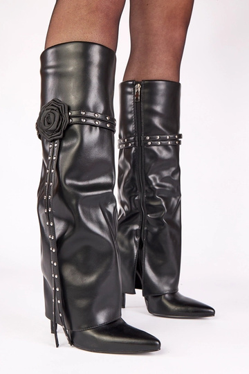 Melni zābaki uz augsta...