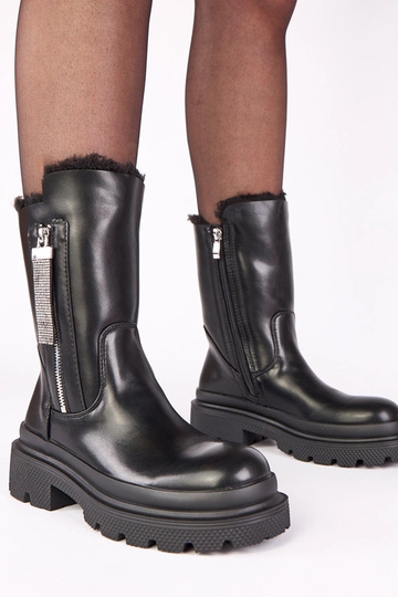 Melni zābaki uz platformas... 2