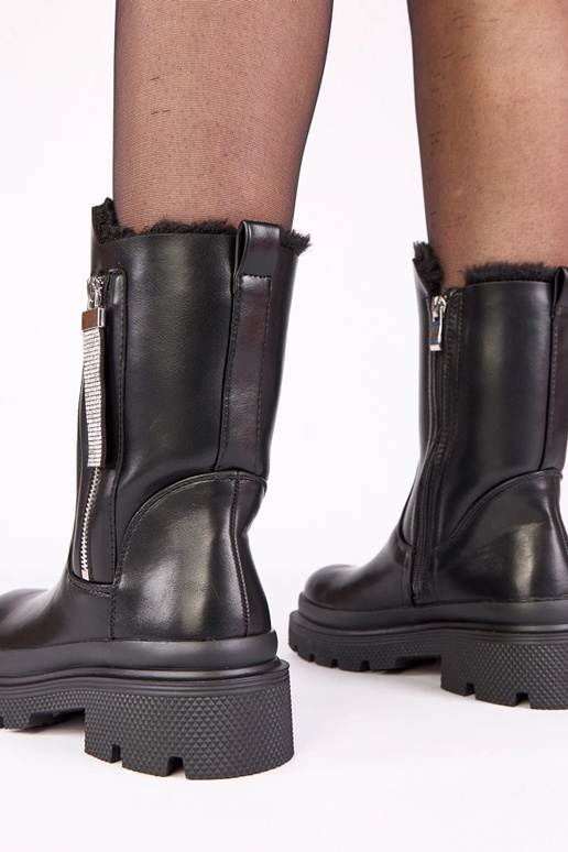 Melni zābaki uz platformas ar...