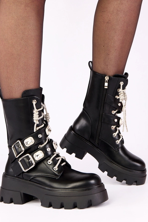 Melni zābaki uz platformas ar...