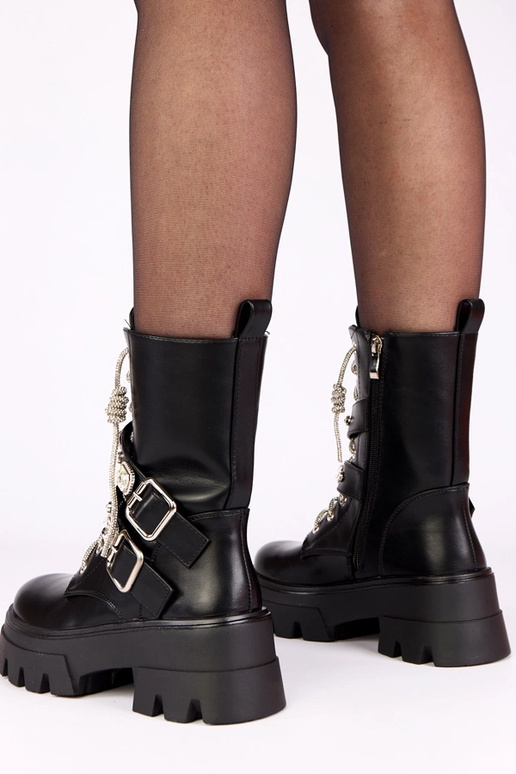 Melni zābaki uz platformas ar...