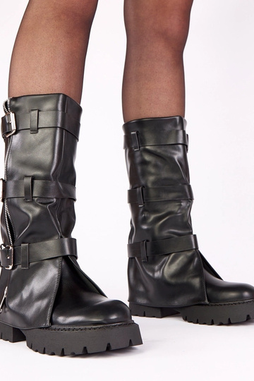 Melni zābaki uz platformas...