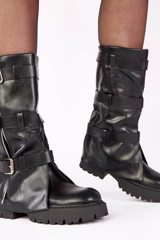 Melni zābaki uz platformas ar...