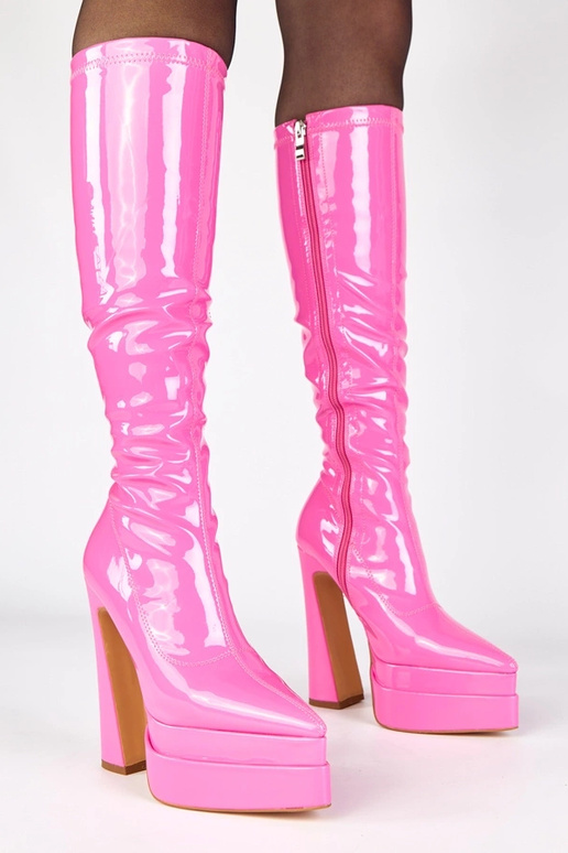 Rozā zābaki uz papēža lakoti uz...