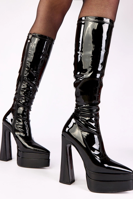 Melni zābaki uz papēža lakoti uz...