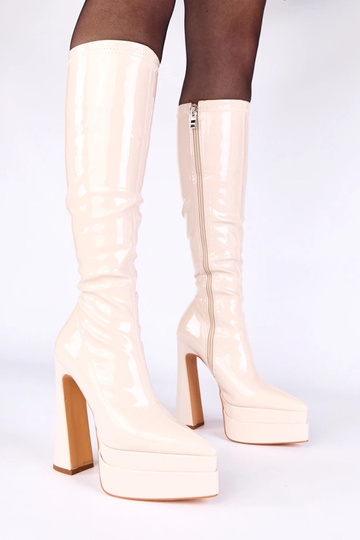 Smilšu krāsas zābaki uz...